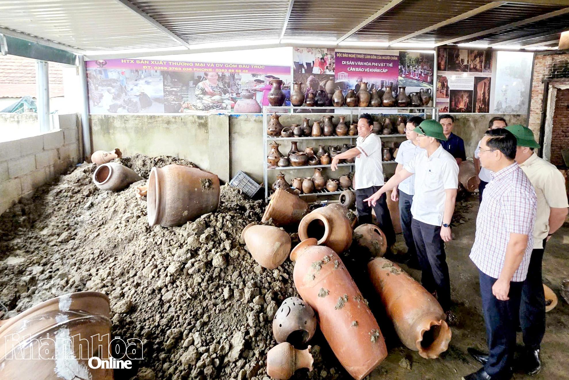 Đồng chí Nguyễn Thanh Hà và đoàn công tác của tỉnh kiểm tra thiệt hại sau mưa lũ tại Hợp tác xã Sản xuất Thương mại Gốm Bàu Trúc (xã Ninh Phước).