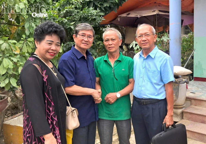 Hội Cựu giáo chức tỉnh Khánh Hòa thăm, tặng quà hội viên bị thiệt hại do mưa lũ