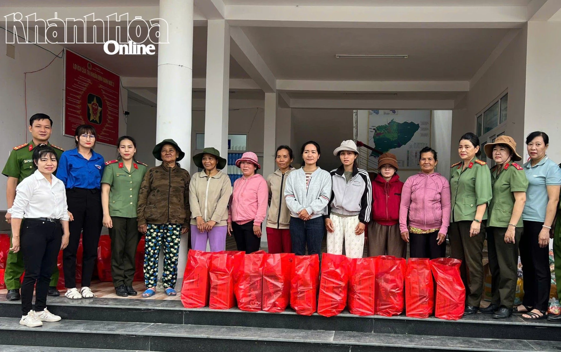 Các đơn vị, nhà hảo tâm trao quà hỗ trợ cho người dân bị thiệt hại do mưa lũ tại xã Bác Ái.