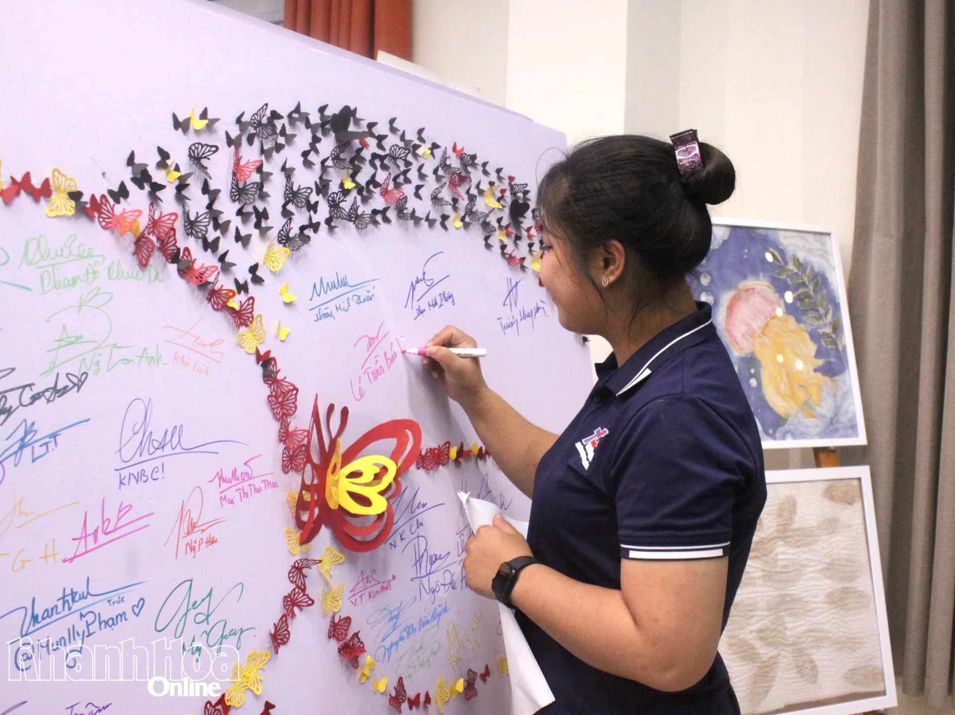 Sinh viên tham quan triển lãm ký tên lưu niệm tại chương trình.