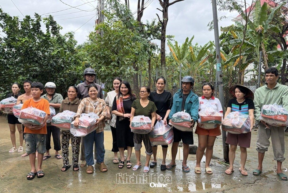 Đại diện các đơn vị trao quà cho người dân bị ảnh hưởng do mưa lũ.