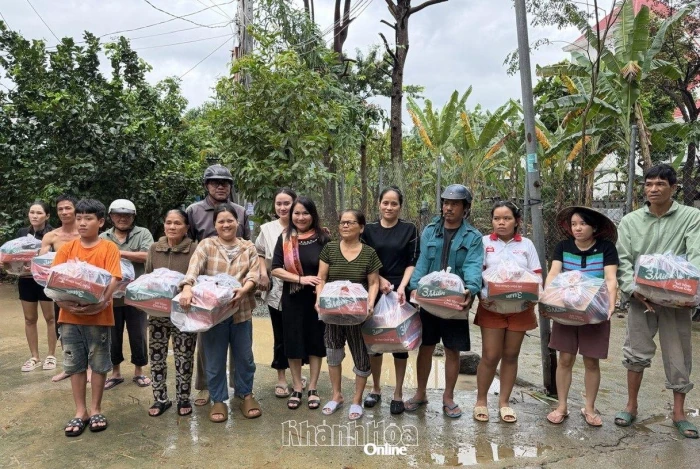 Công ty TNHH Tâm Hương và Hội UNESCO tỉnh Khánh Hòa trao 5.000 suất quà hỗ trợ người dân bị thiệt hại do mưa lũ