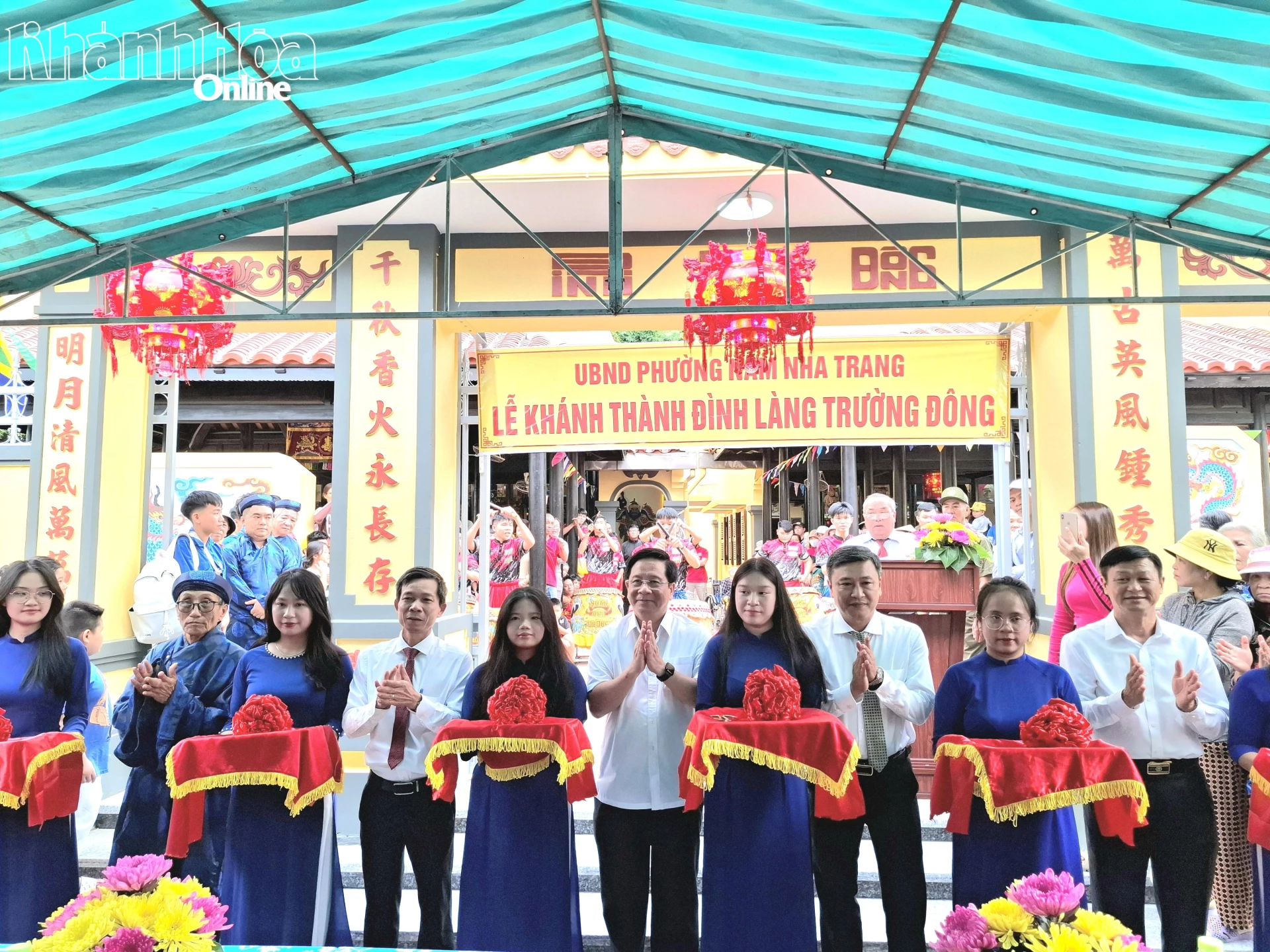 Representatives cutting ribbon to inaugurate the restoration project of Truong Dong Communal House