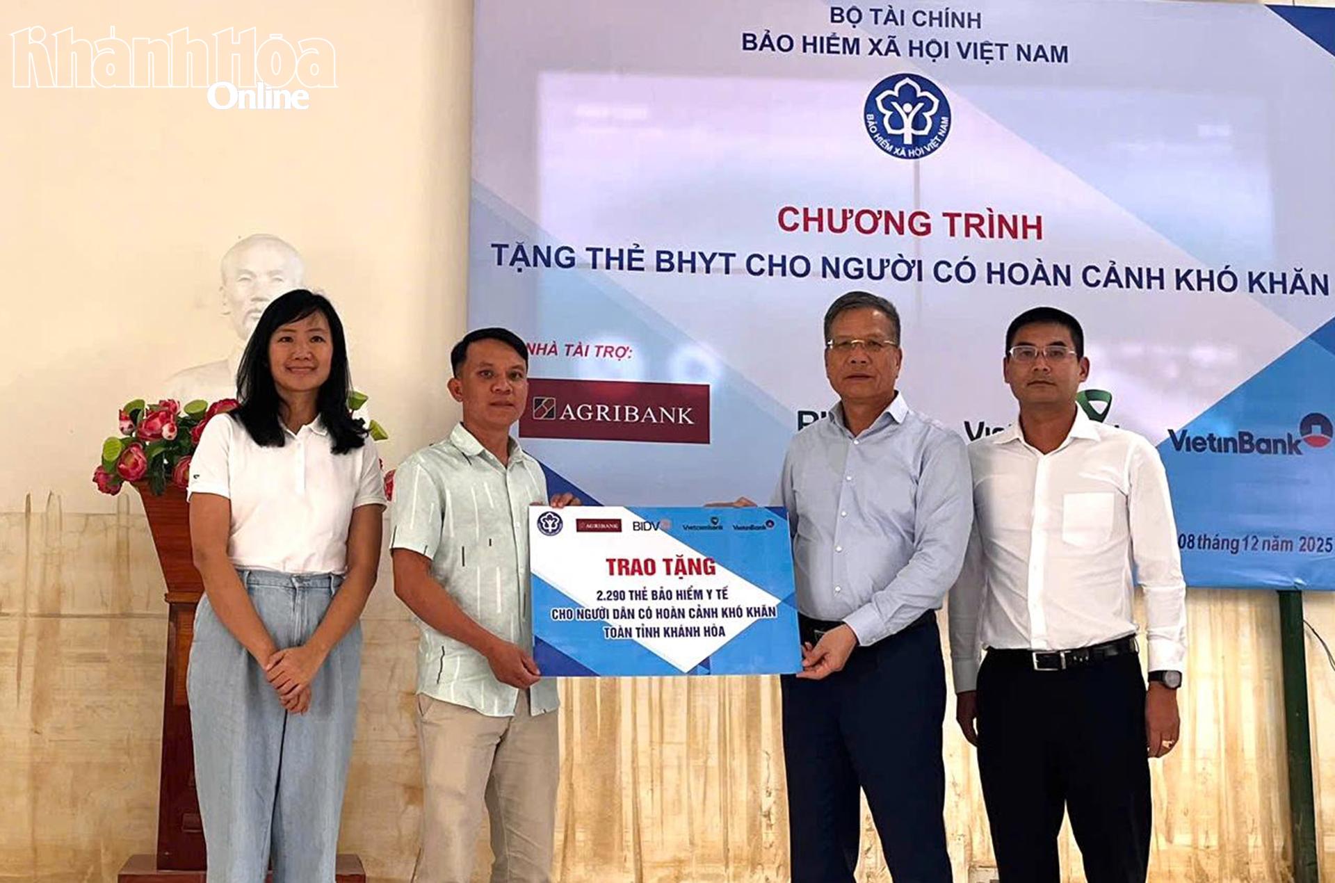 Lãnh đạo Bảo hiểm xã hội Việt Nam trao bảng tượng trưng số thẻ bảo hiểm y tế cho người dân tỉnh Khánh Hòa.
