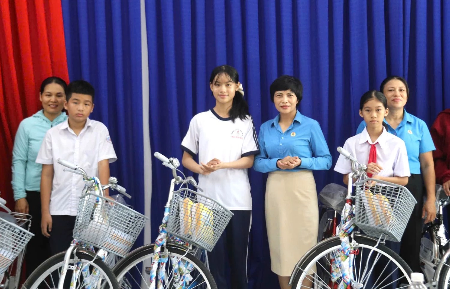 Lãnh đạo Liên đoàn Lao động tỉnh trao tặng xe đạp cho con công nhân có hoàn cảnh khó khăn.