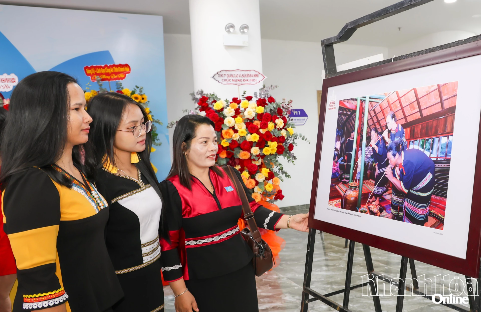 Các đại biểu xem triển lãm ảnh tại đại hội.
