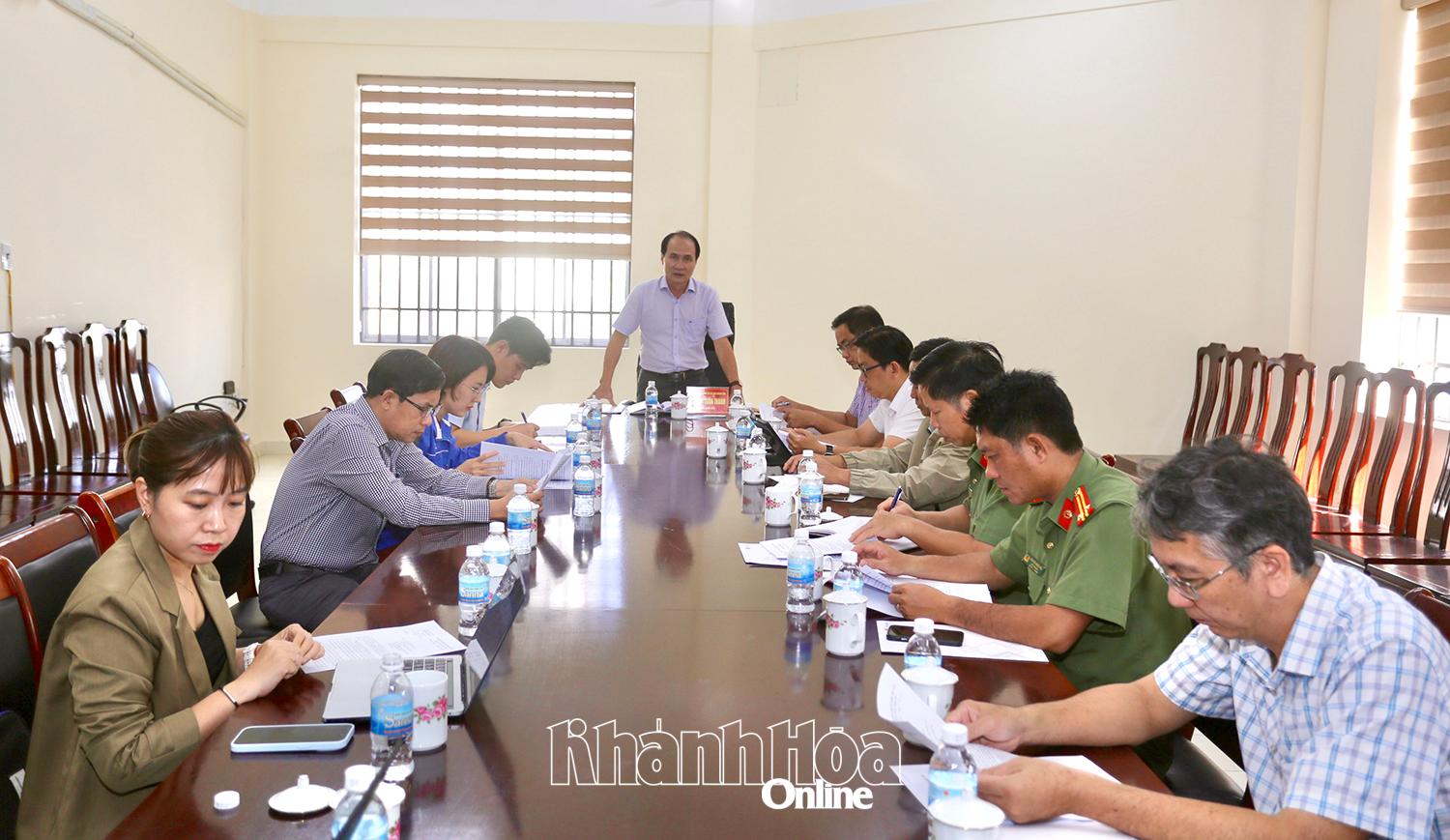 Nguyen Tuan Thanh, deputy director of Khanh Hoa Provincial Department of Culture, Sports and Tourism, chairs the meeting