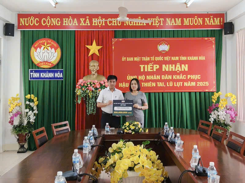 Đại diện UEH trao tặng kinh phí hỗ trợ cho tỉnh Khánh Hòa (Nguồn: UEH, tháng 11/2025).
