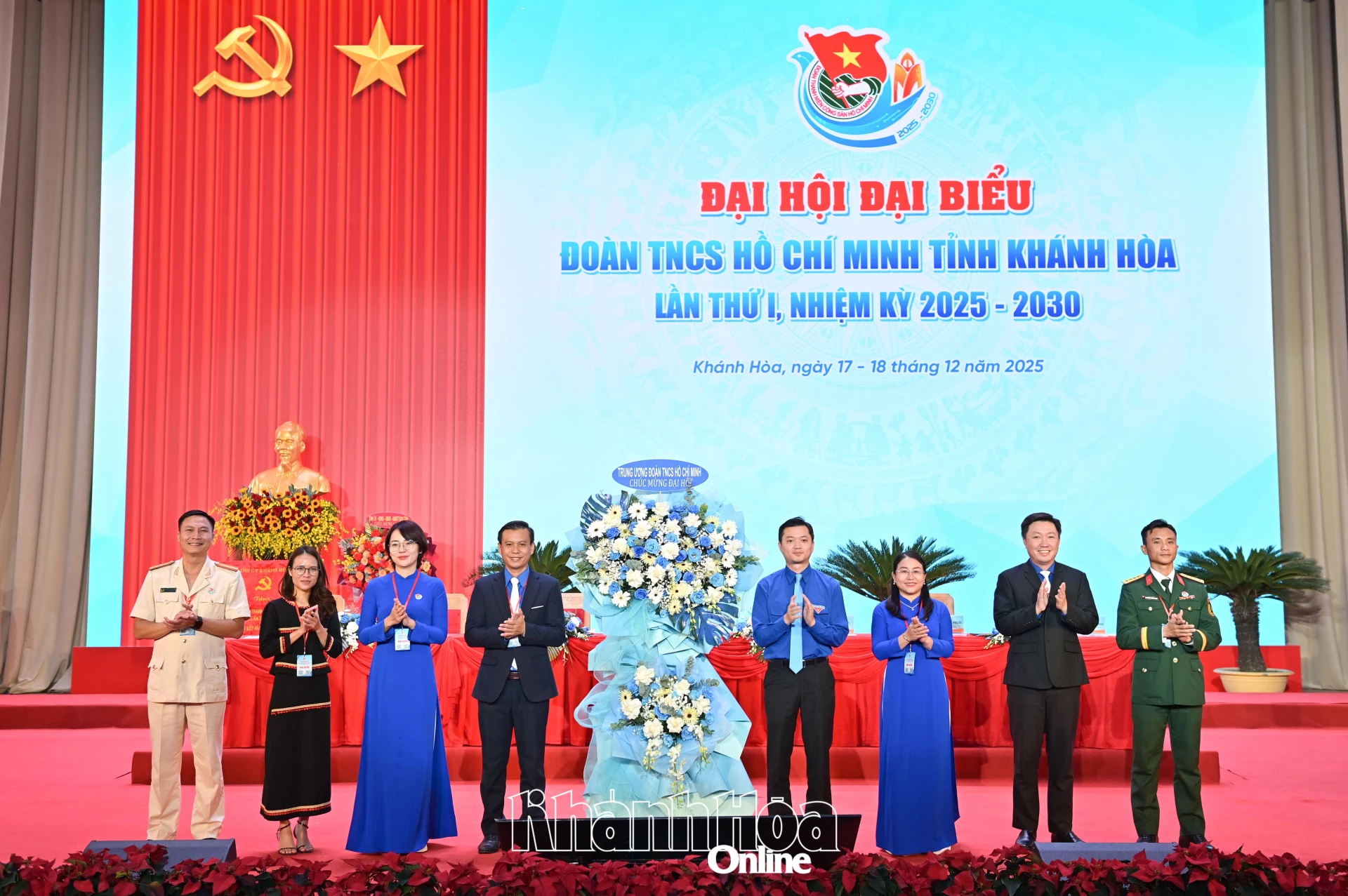 Bí thư Thường trực Trung ương Đoàn Nguyễn Minh Triết tặng hoa chúc mừng đại hội.