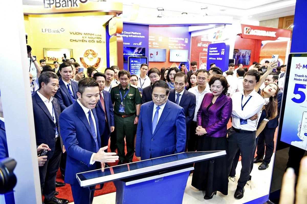 Ông Vũ Hồng Phú - Thành viên Ban điều hành MB trình bày sản phẩm ngân hàng số tại sự kiện Ngày chuyển đổi số ngành Ngân hàng 2025