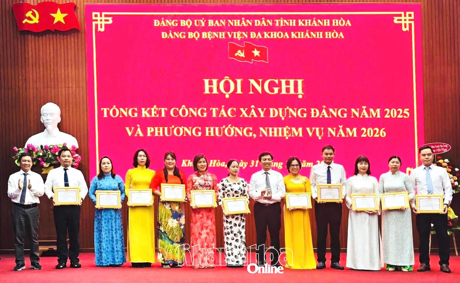 Nhiều tập thể, cá nhân được khen thưởng tại hội nghị.