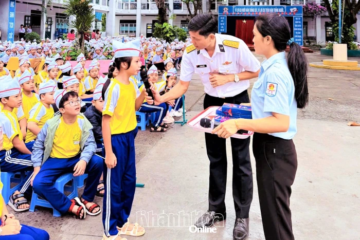 Tuyên truyền, giáo dục về biển, đảo cho hơn 4.000 giáo viên, học sinh