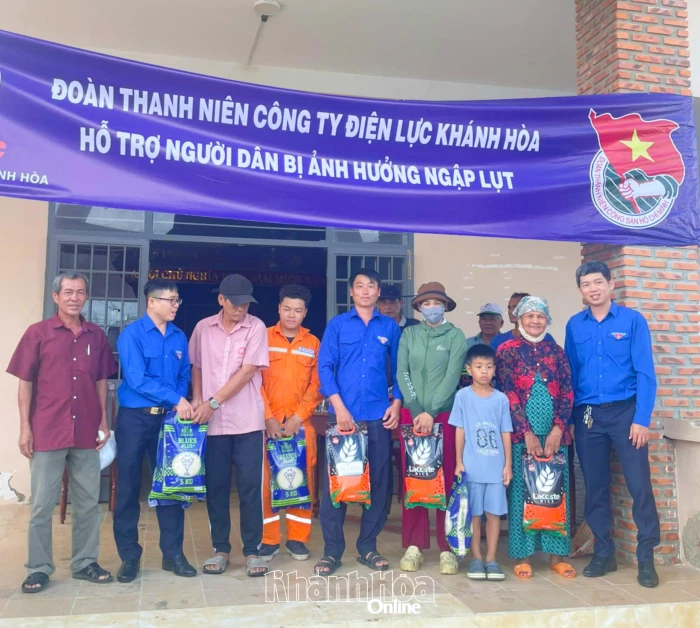 Đoàn Thanh niên Công ty Điện lực Khánh Hòa trao tặng 500 phần quà hỗ trợ người dân vùng lũ