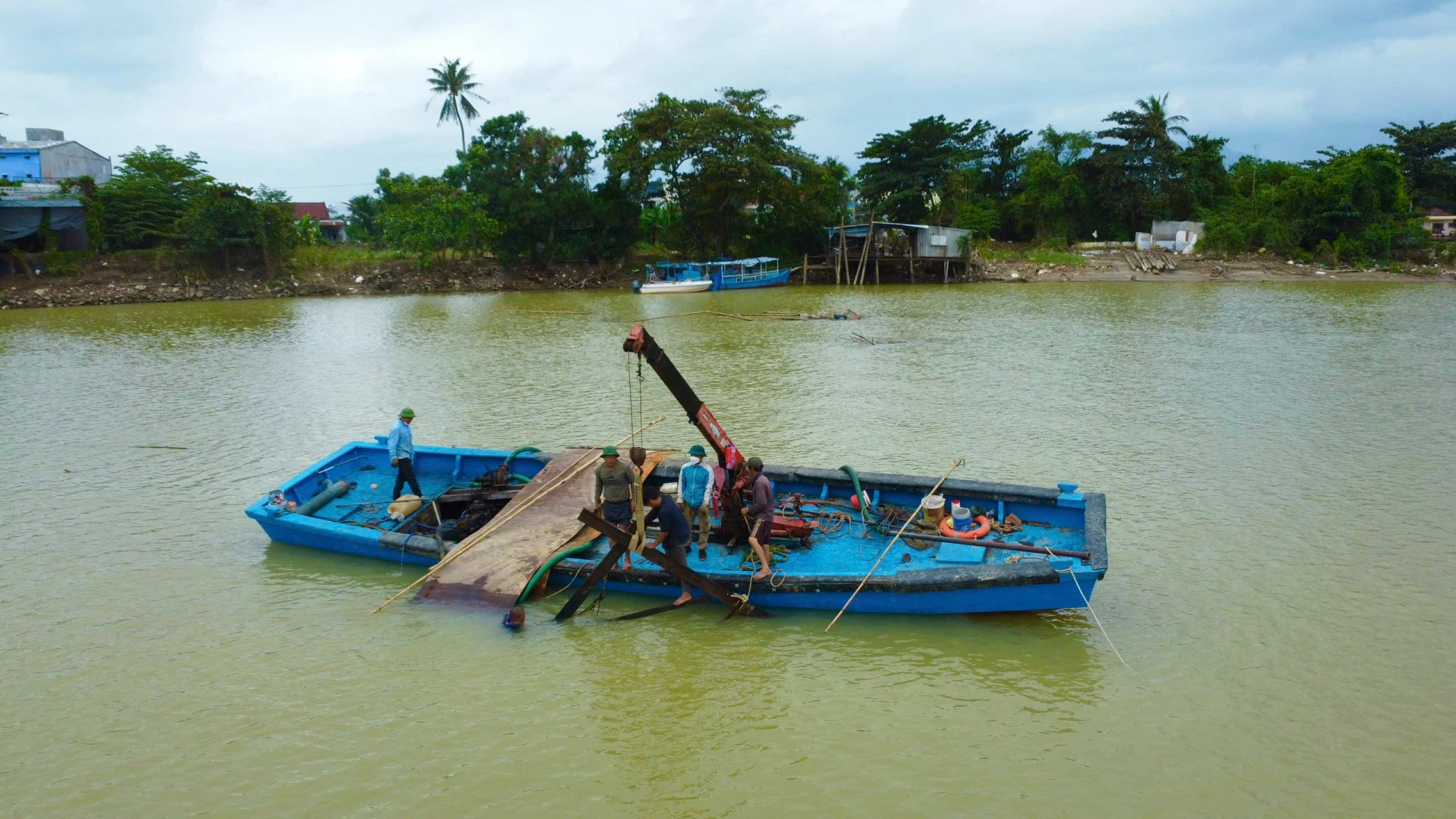 Chủ cầu gỗ Phú Kiểng thuê người vớt lại các mảnh gỗ để chuẩn bị dựng lại cây cầu