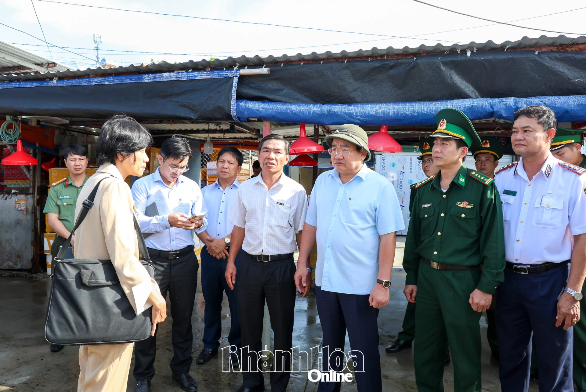 Đoàn kiểm tra tại cảng cá dân sinh Vĩnh Trường.