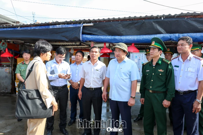 Phó Chủ tịch UBND tỉnh Trịnh Minh Hoàng kiểm tra công tác chống khai thác IUU tại một số cảng cá
