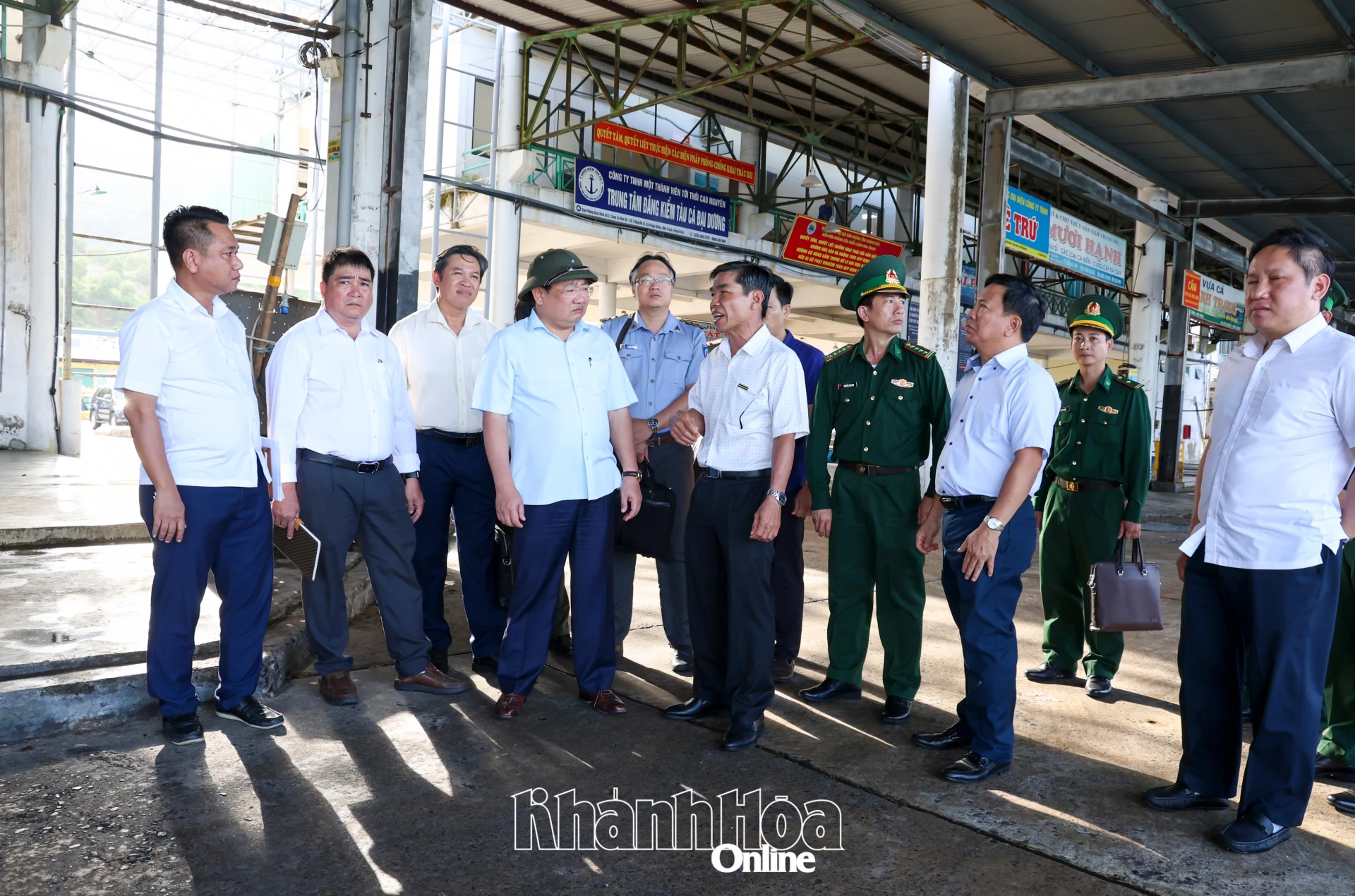 Đoàn kiểm tra tại cảng cá Hòn Rớ.