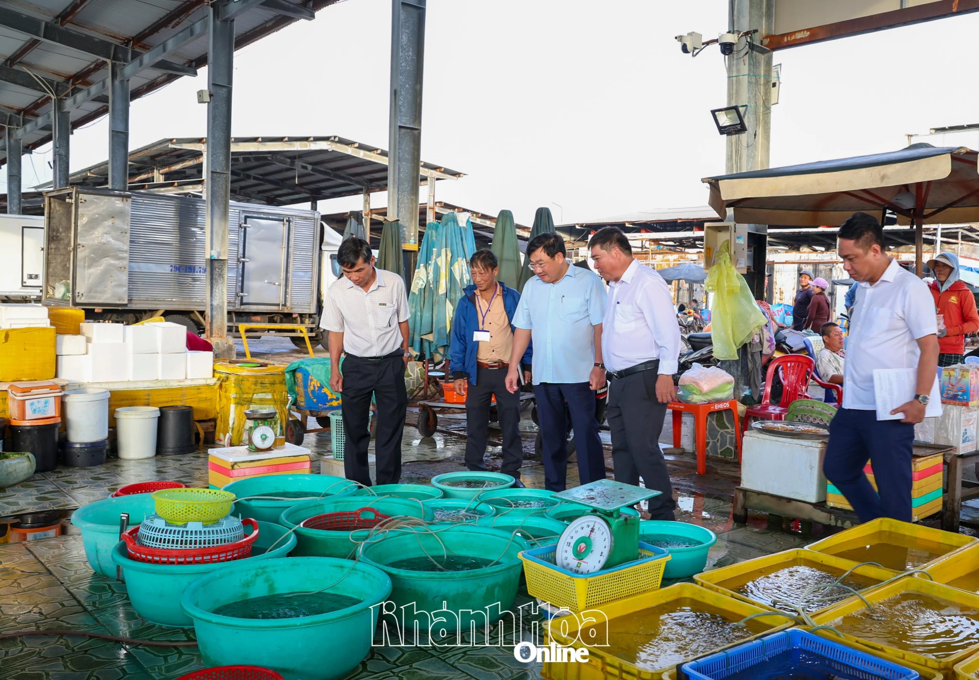 Đoàn kiểm tra tại cảng cá Vĩnh Lương.