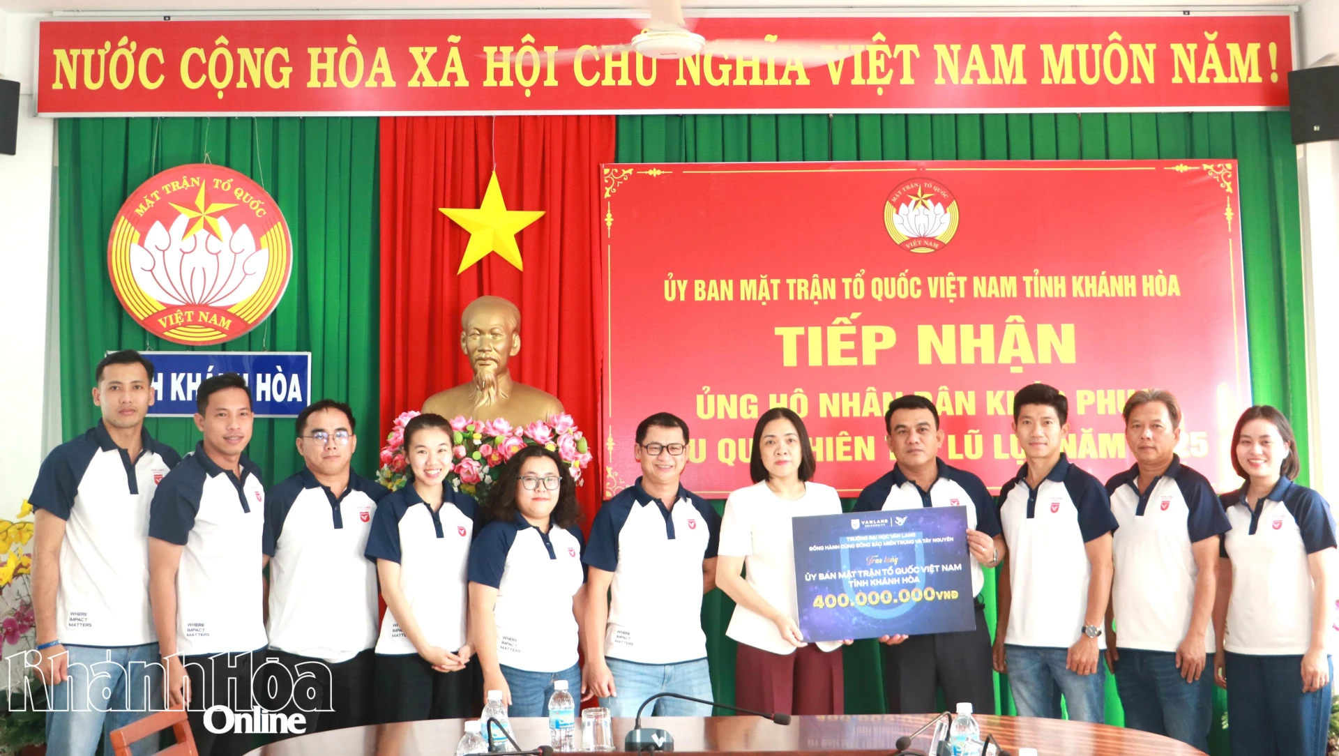 Đại diện Trường Đại học Văn Lang trao bảng tượng trưng ủng hộ tỉnh khắc phục thiệt hại sau mưa lũ