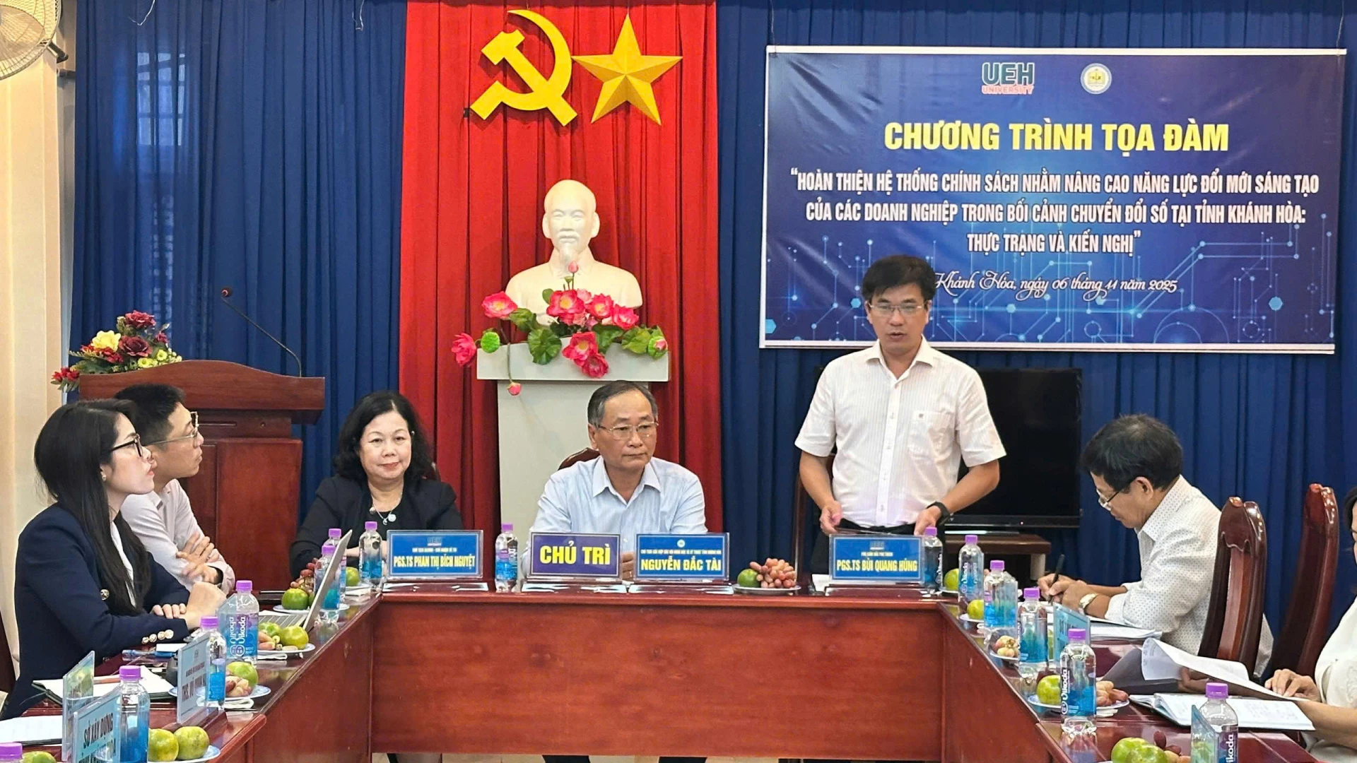 PGS.TS. Bùi Quang Hùng, Phó Giám đốc Phụ trách UEH chia sẻ tại tọa đàm

