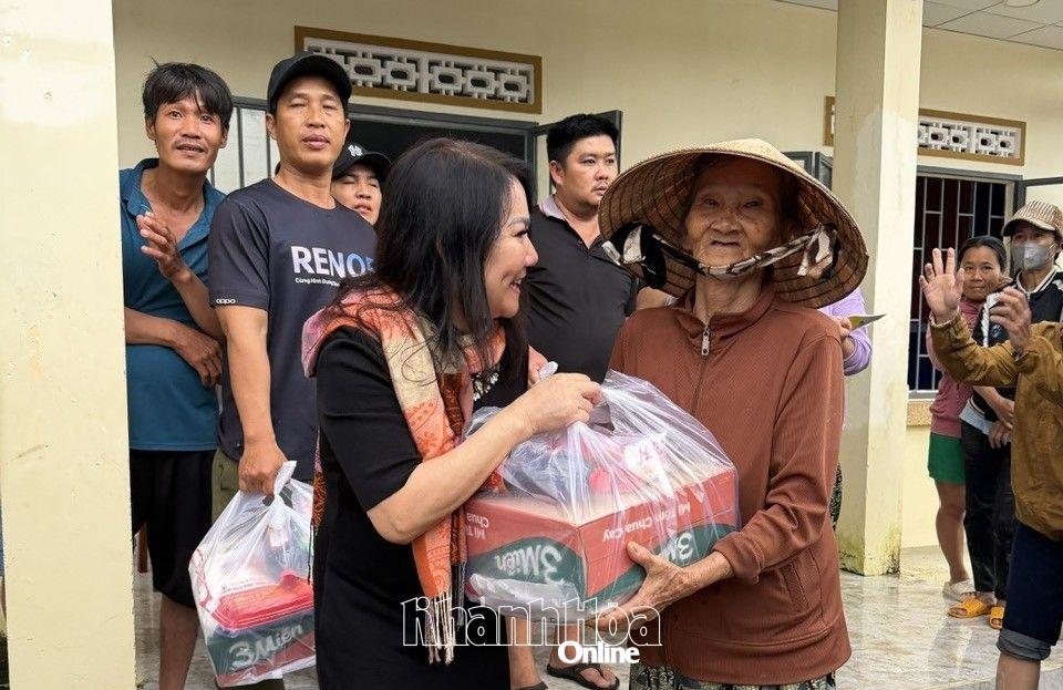 Đại diện các đơn vị trao quà cho người dân.