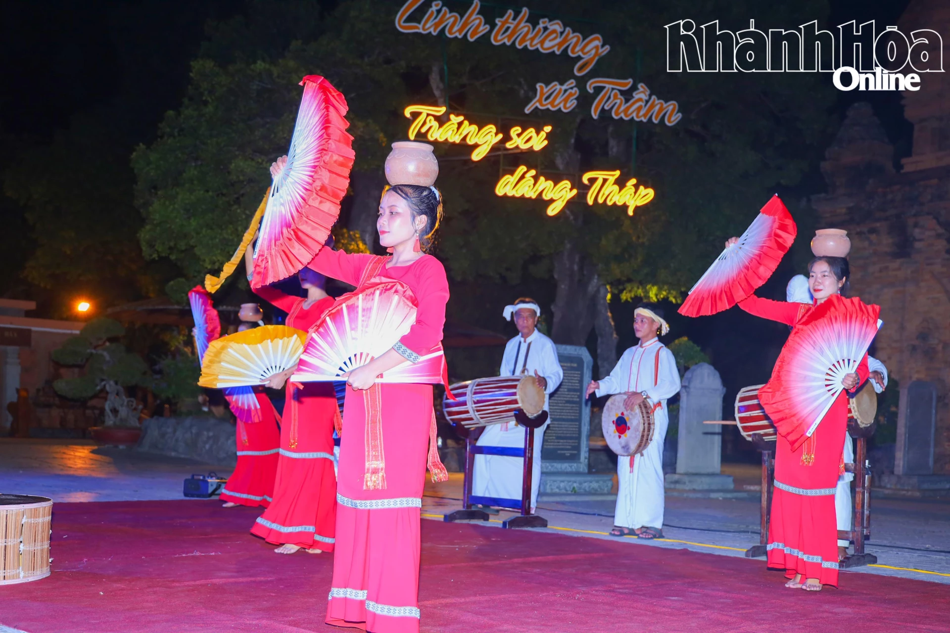 Cham folk dance performed in arts program “Moonlight reflecting on the temples”
