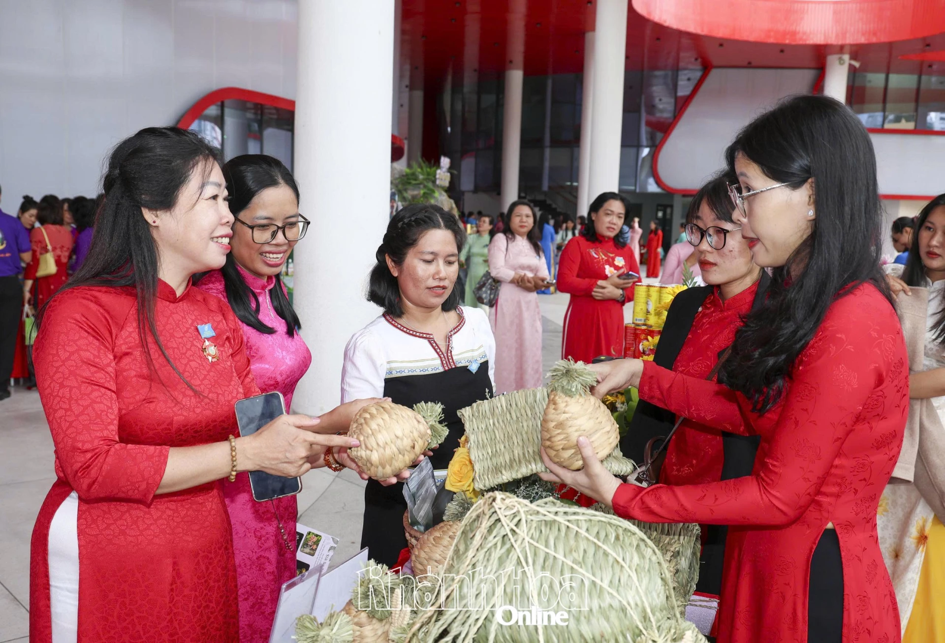 Các đại biểu tham quan gian hàng giới thiệu sản phẩm do phụ nữ thực hiện tại đại hội.
