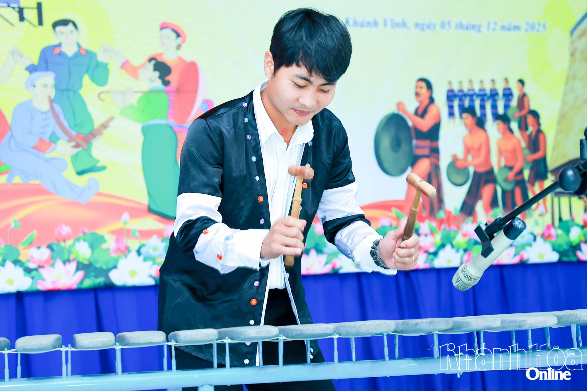 Solo performance of lithophone by a folk culture club in Khanh Vinh Commune