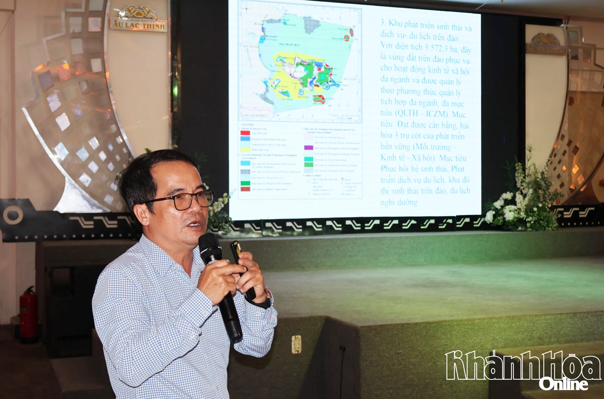 Chuyên gia trình bày tại hội nghị.