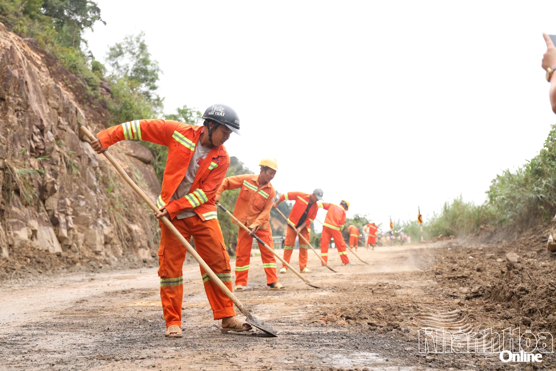 Công ty Cổ phần Quản lý và Xây dựng đường bộ Khánh Hòa hốt dọn đất đá tràn xuống mặt đường