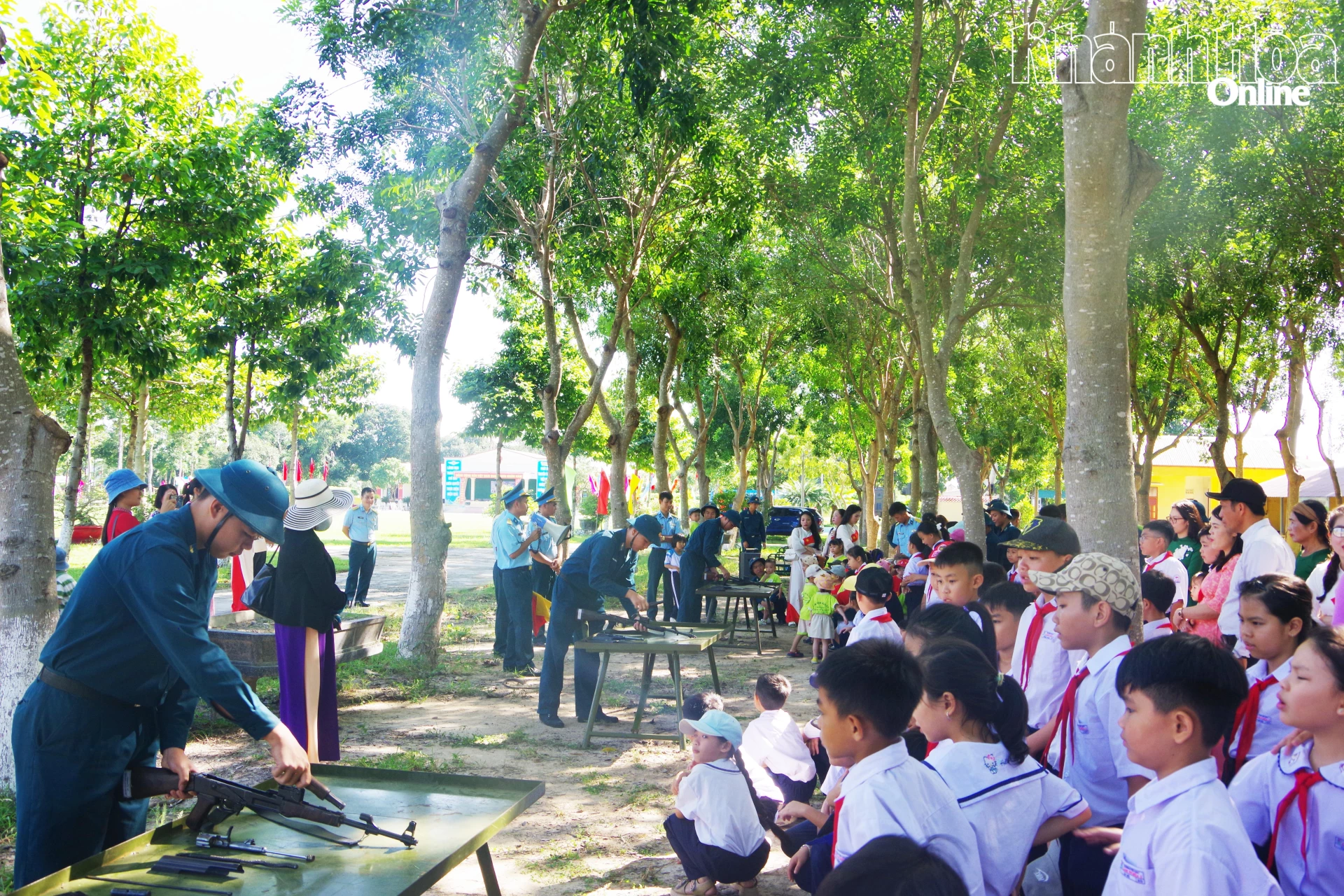 Các em học sinh tham quan nội dung tháo lắp súng tiểu liên AK.