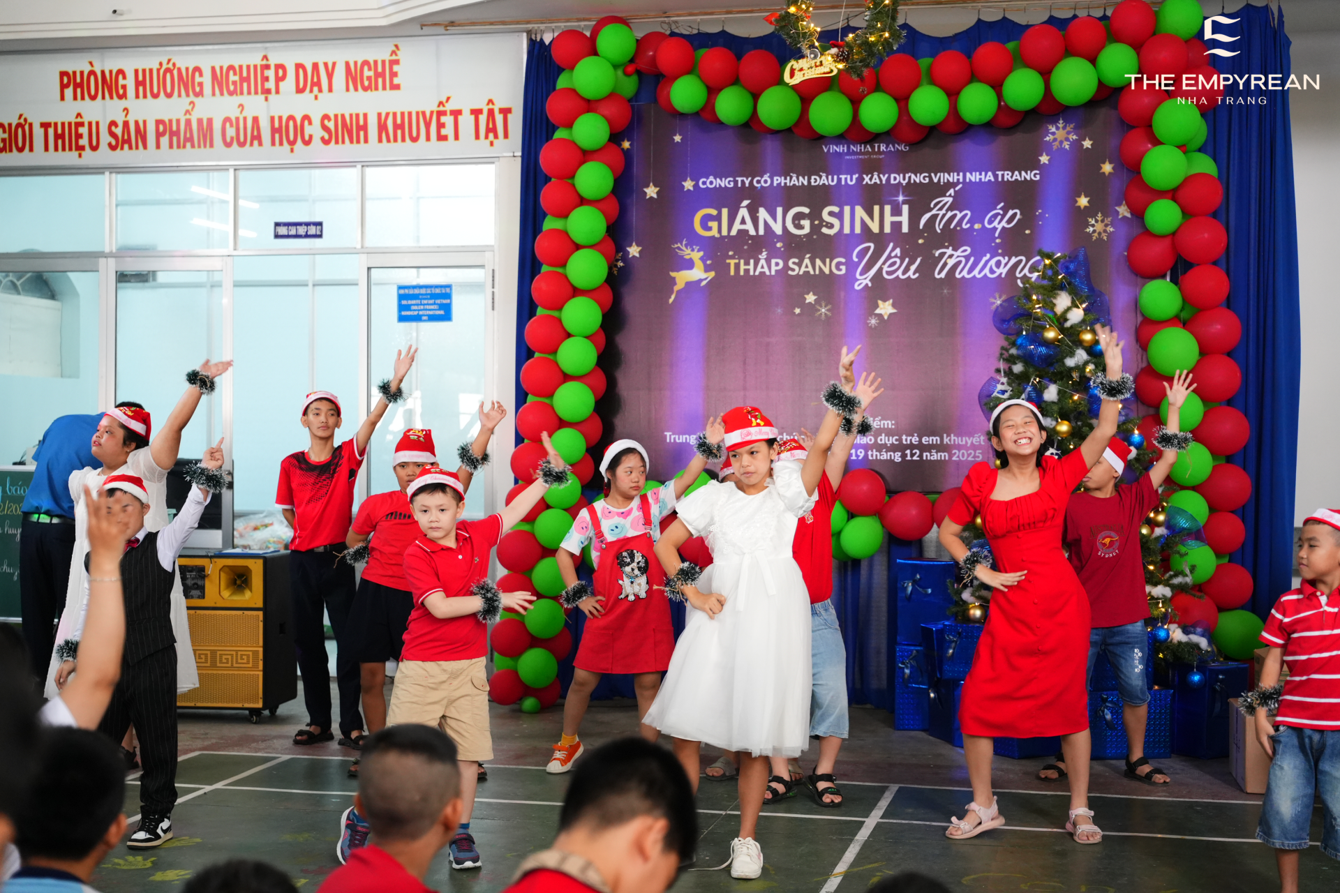 Những tiết mục văn nghệ của các em nhỏ góp phần tạo nên một buổi sáng Giáng Sinh ấm áp và đầy tiếng cười