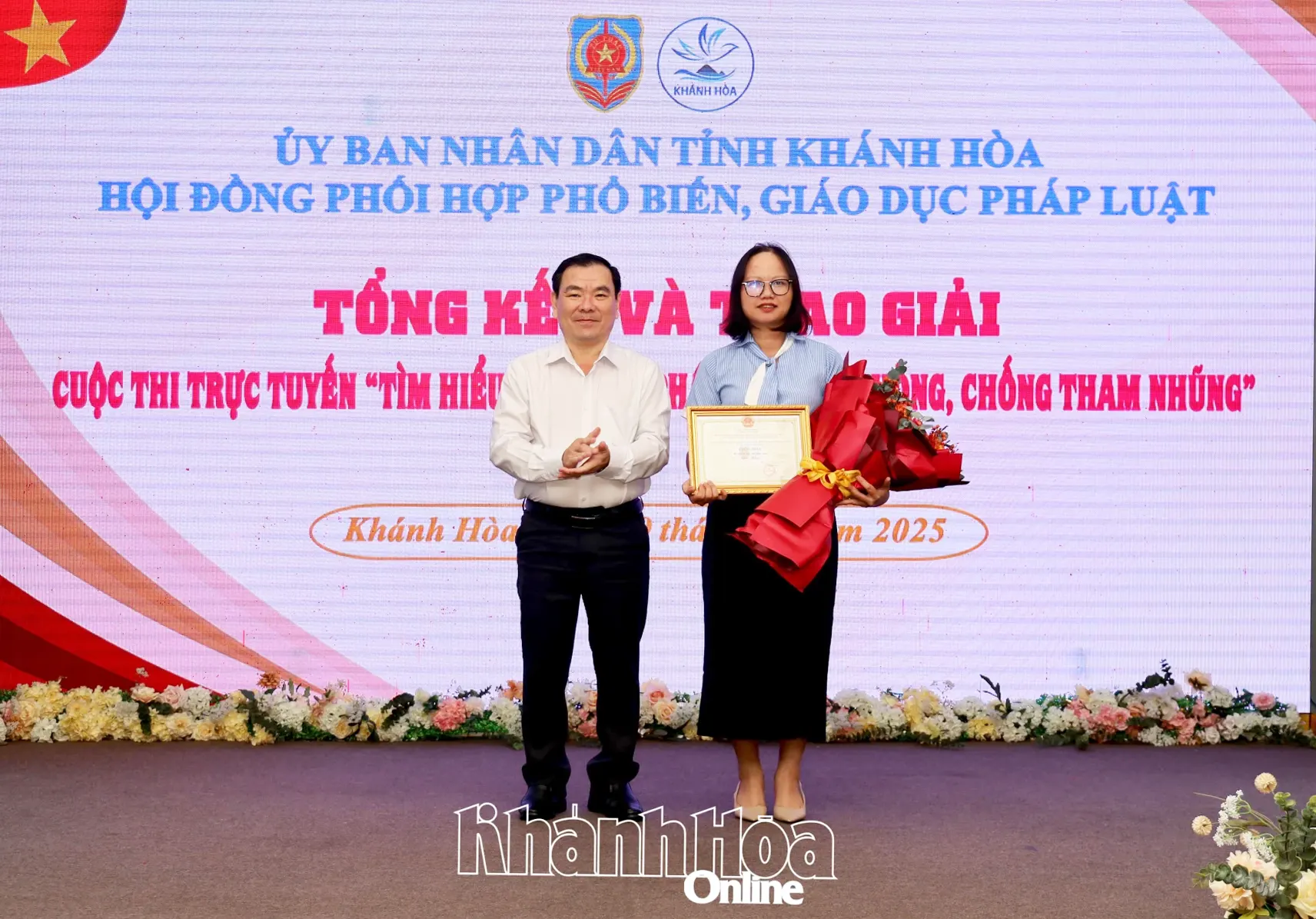 Ban tổ chức trao giải nhất cho tập thể.