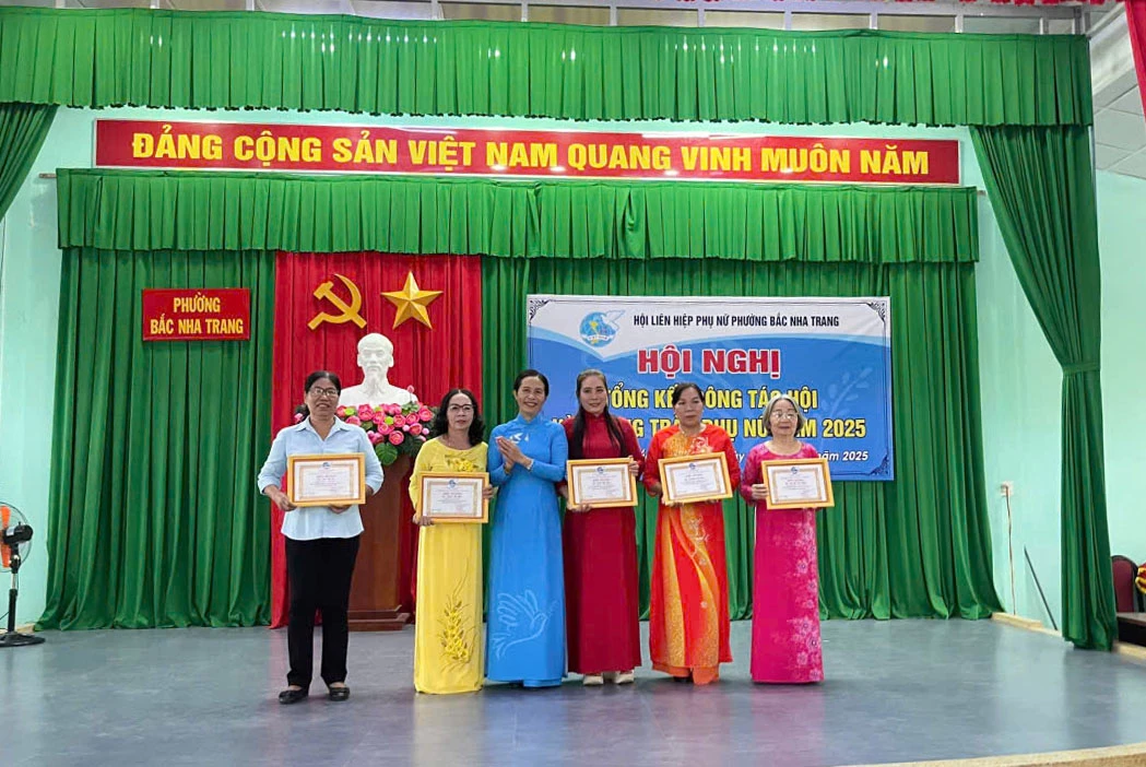 Các cá nhân được biểu dương vì có thành tích xuất sắc trong công tác quản lý vốn vay.