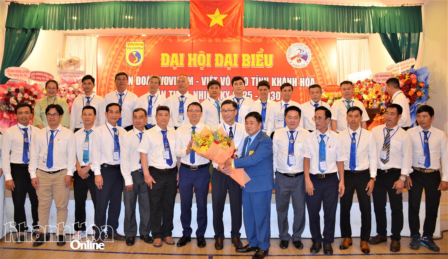 Lãnh đạo UBND tỉnh, Liên đoàn Vovinam Việt Nam tặng hoa chúc mừng Ban chấp hành Liên đoàn Vovinam-Việt võ đạo tỉnh Khánh Hòa nhiệm kỳ mới ra mắt đại hội.