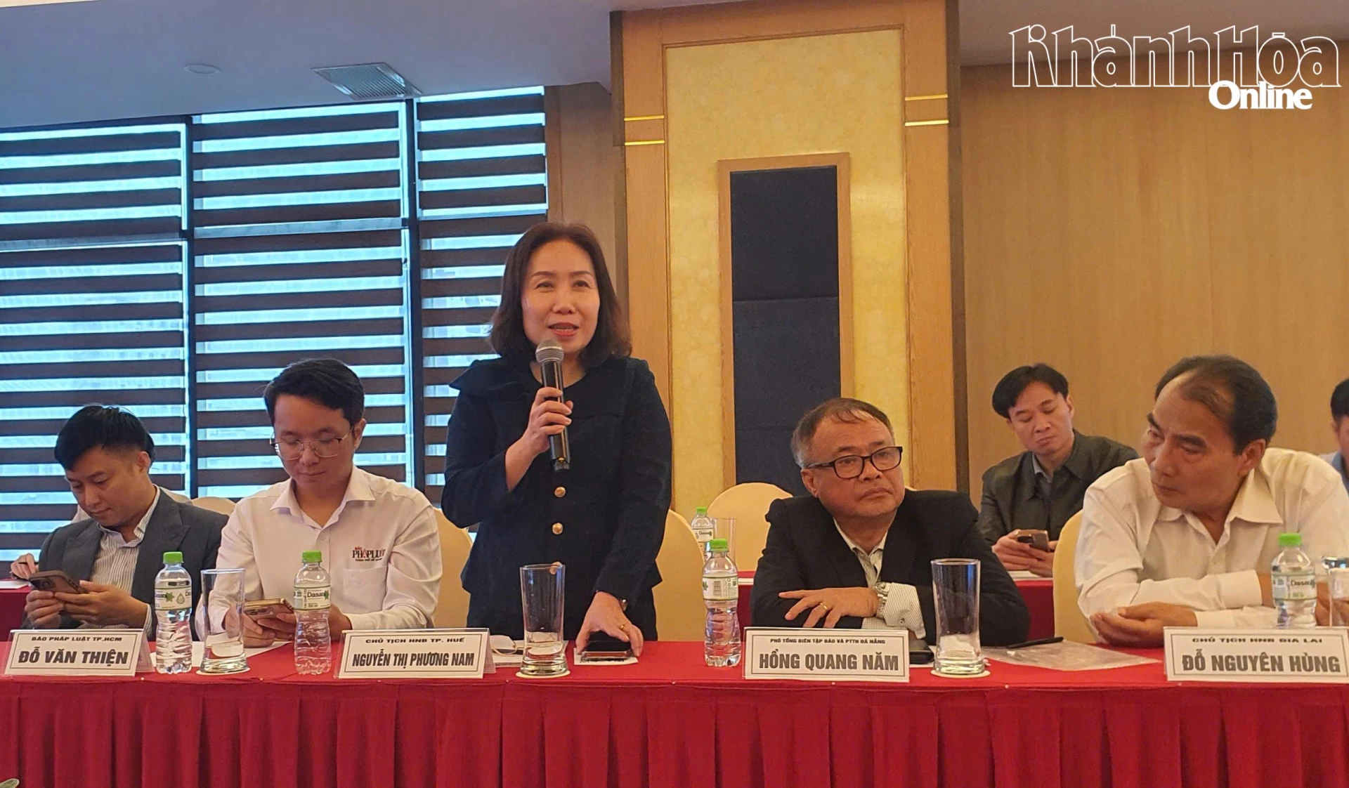  Bà Nguyễn Thị Phương Nam - Chủ tịch Hội Nhà báo TP. Huế thảo luận và chia sẻ thông tin hoạt động báo chí tại TP. Huế.