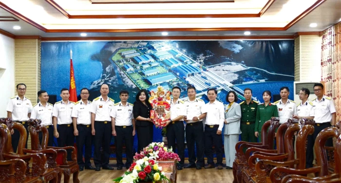 Lãnh đạo Đoàn Đại biểu Quốc hội tỉnh Khánh Hòa thăm, chúc mừng các đơn vị quân đội