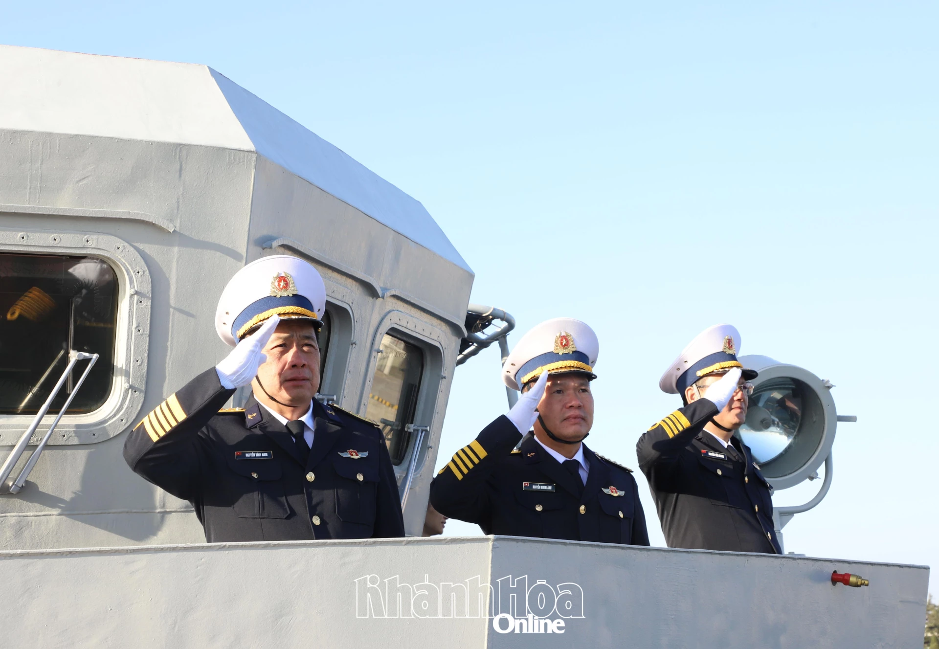 Đoàn công tác Hải quân nhân dân Việt Nam chào cảng.