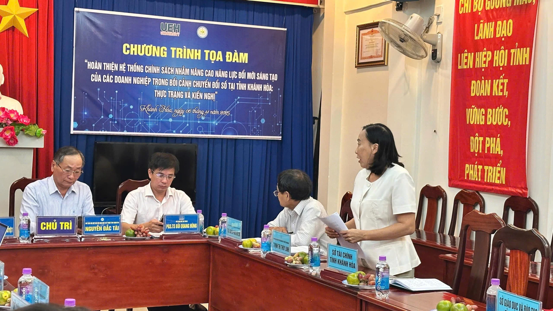 Bà Nguyễn Thị Hoàng Diệp - Phó Giám đốc Sở Tài chính chia sẻ tham luận “Thực trạng và định hướng phát triển kinh tế - xã hội của tỉnh Khánh Hòa đến năm 2030, tầm nhìn đến năm 2045”


