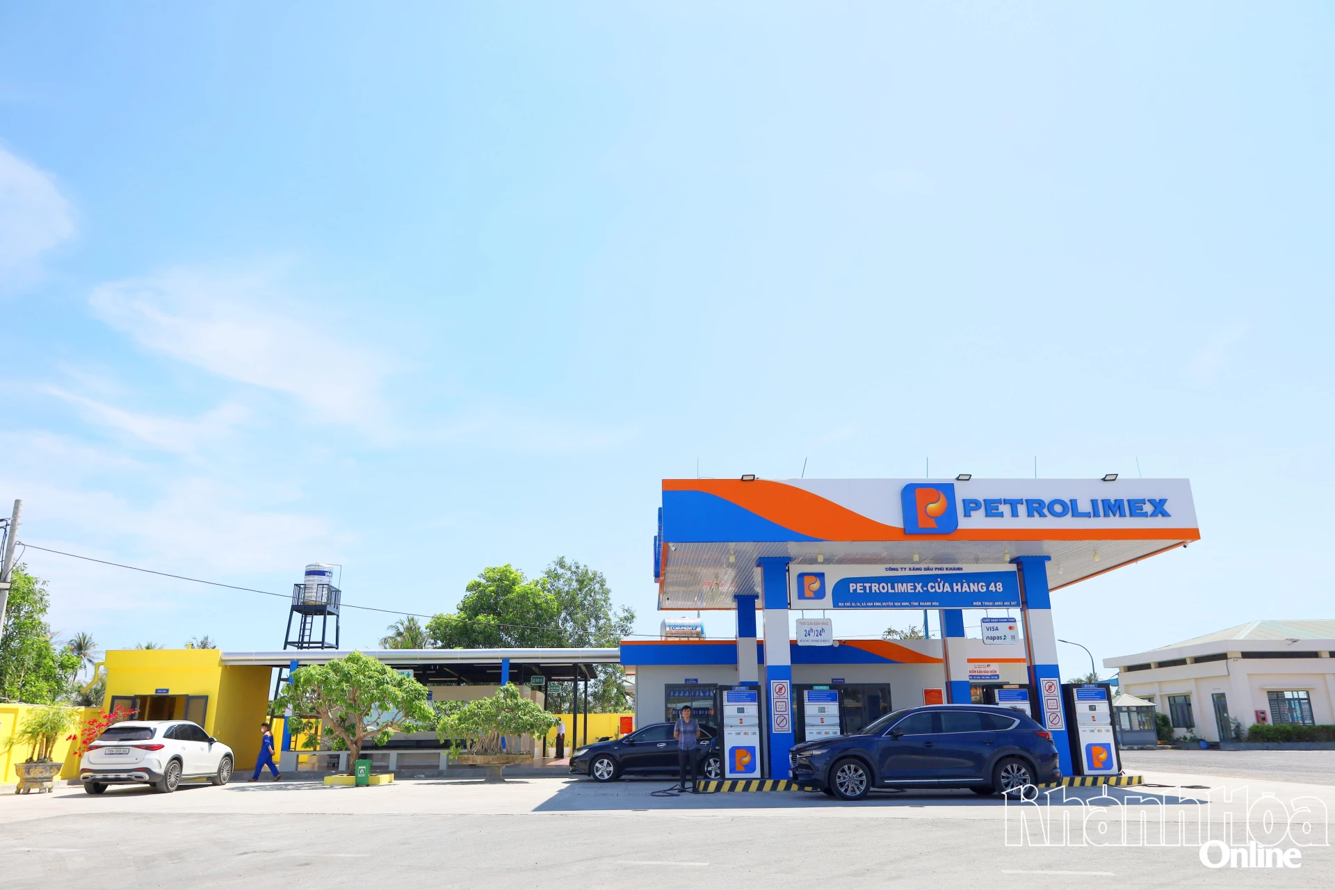 Hiện công ty có 80 cửa hàng bán lẻ và hàng trăm khách hàng công nghiệp.