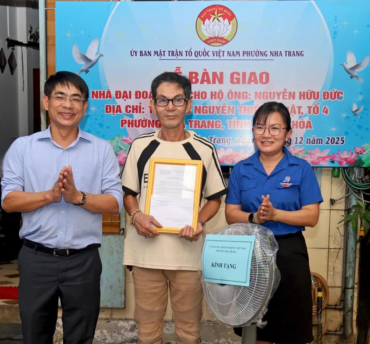 Lãnh đạo UBND, Ủy ban MTTQ Việt Nam phường tặng tiền mặt và hiện vật cho gia đình ông Đức.
