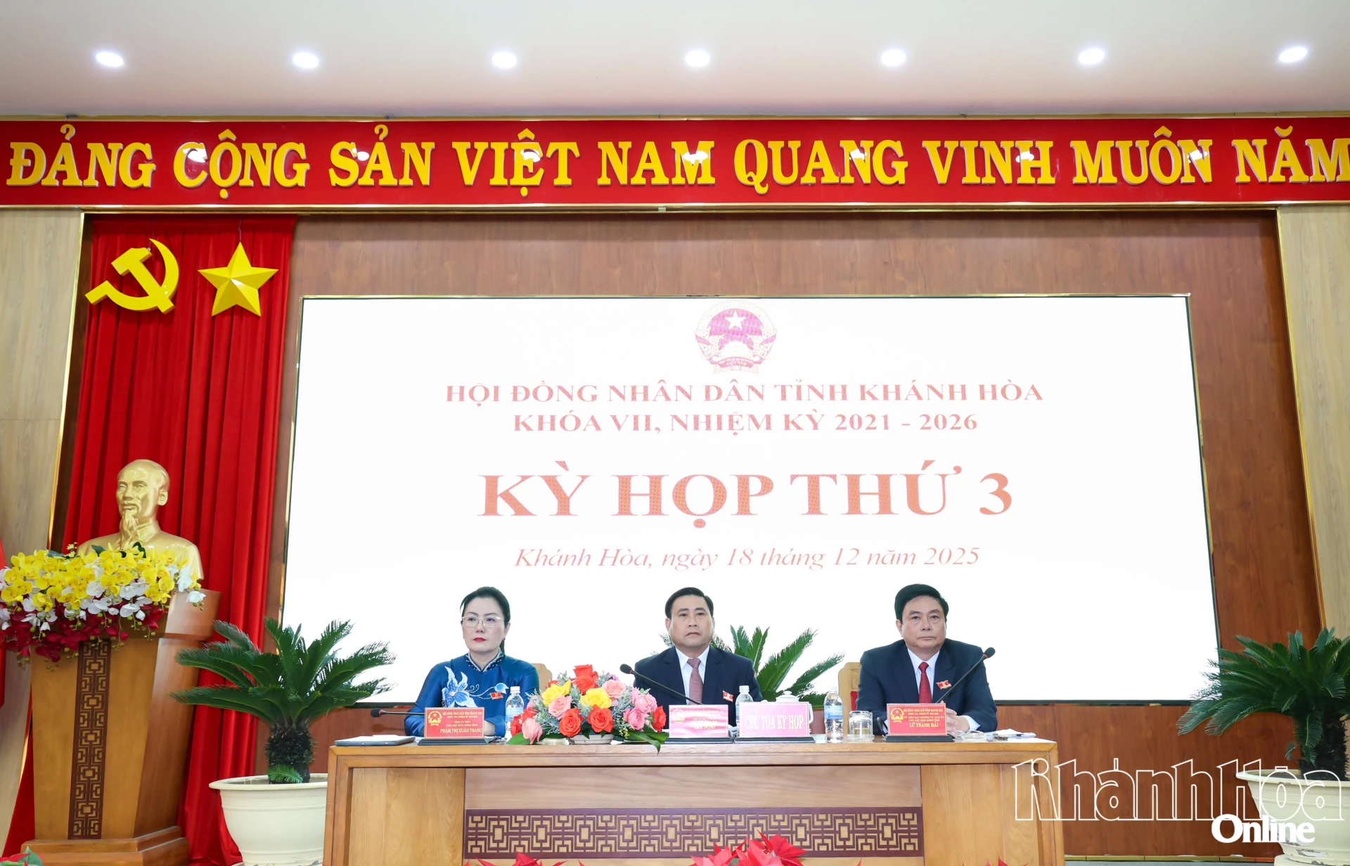 Chủ tọa điều hành kỳ họp.