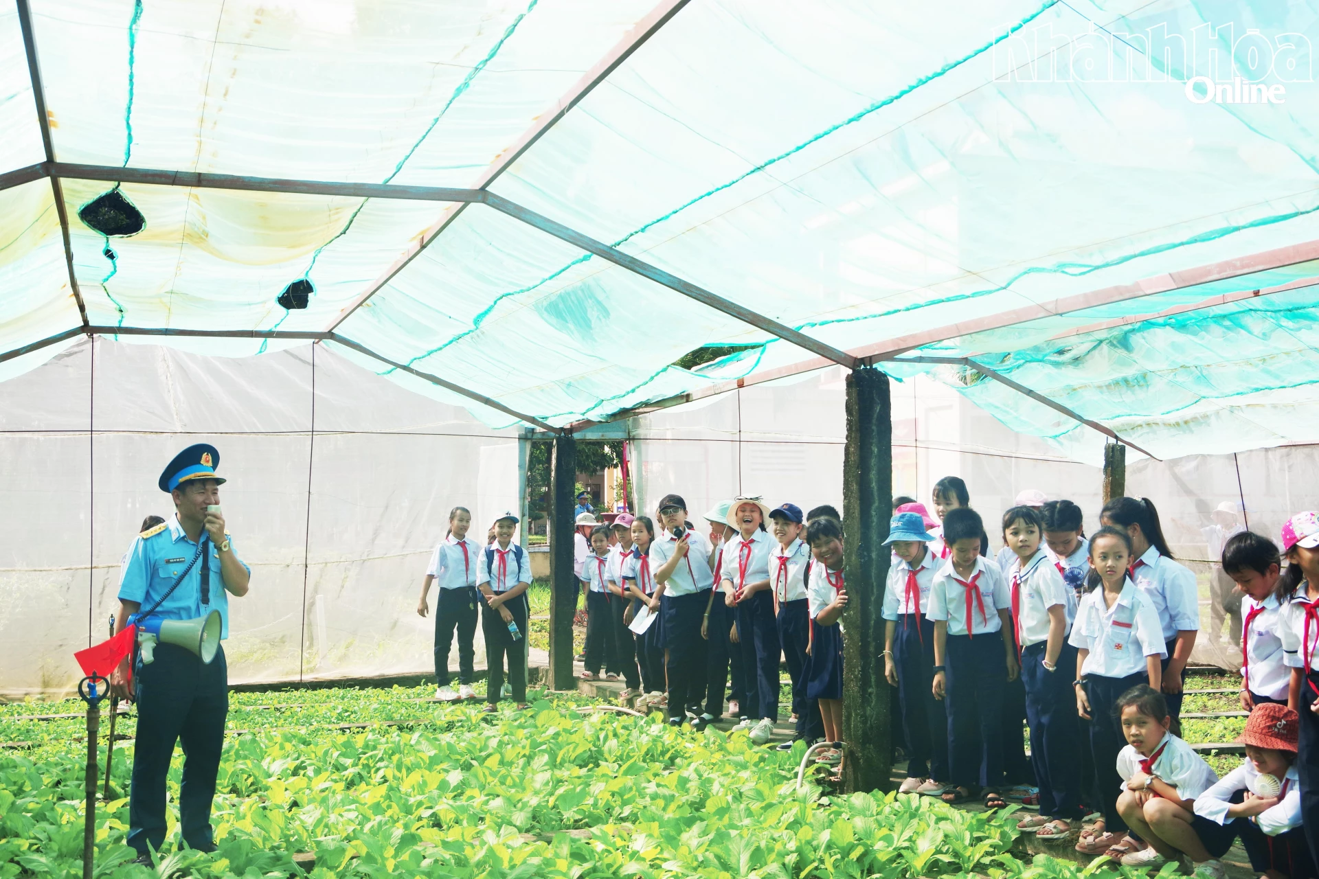 Các em học sinh tham quan vườn tăng gia của đơn vị