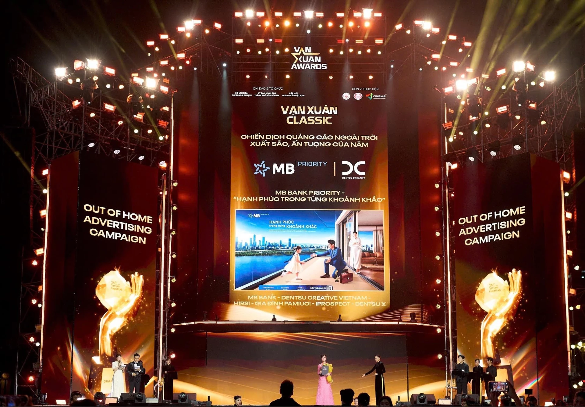 Bộ VHTTDL trao giải thưởng đặc biệt Chiến dịch quảng cáo ngoài trời xuất sắc, ấn tượng của năm cho chiến dịch MB Priority - Hạnh phúc trong từng khoảnh khắc