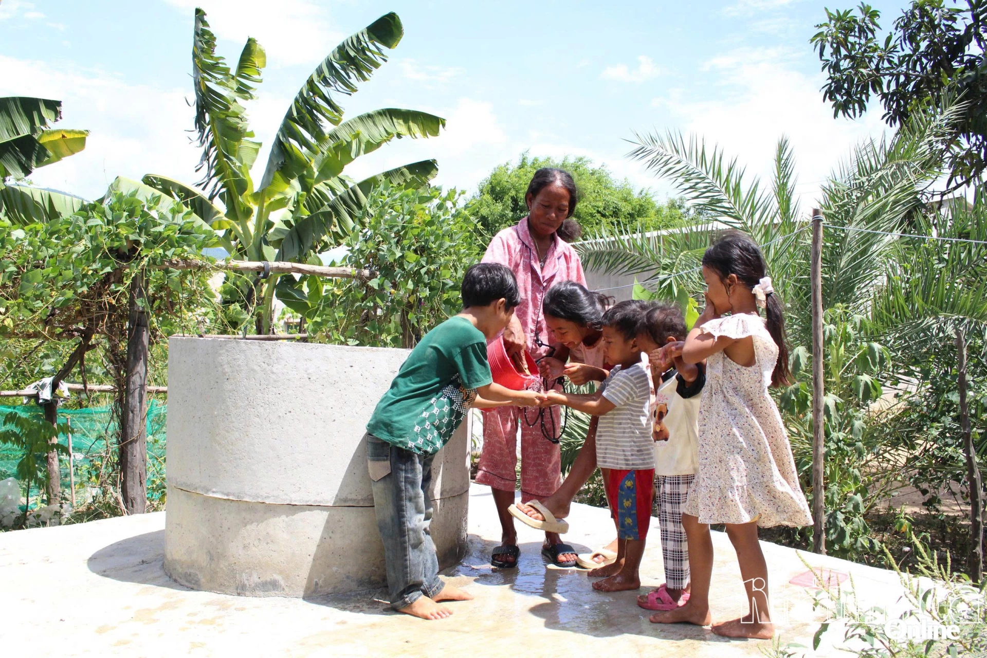 Từ nguồn kinh phí kêu gọi của Giáo xứ Phú Nhơn đã đào nhiều giếng nước 
hỗ trợ người dân Tổ dân phố Giải Phóng, phường Ba Ngòi. Ảnh: Mã Phương
