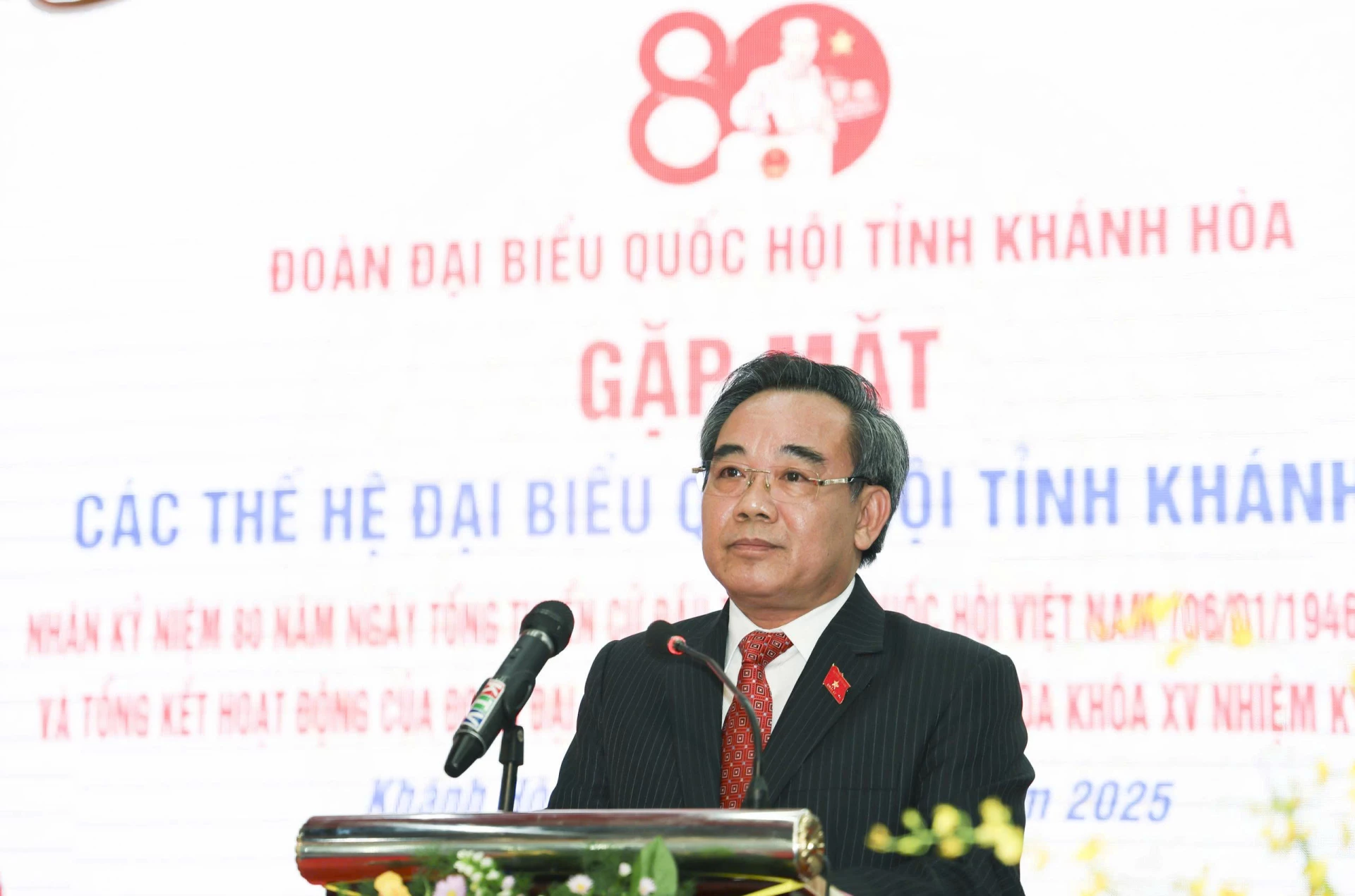 Đồng chí Lê Hữu Trí phát biểu ôn lại truyền thống 80 năm Quốc hội Việt Nam và tổng kết hoạt động của Đoàn ĐBQH tỉnh khóa XV.