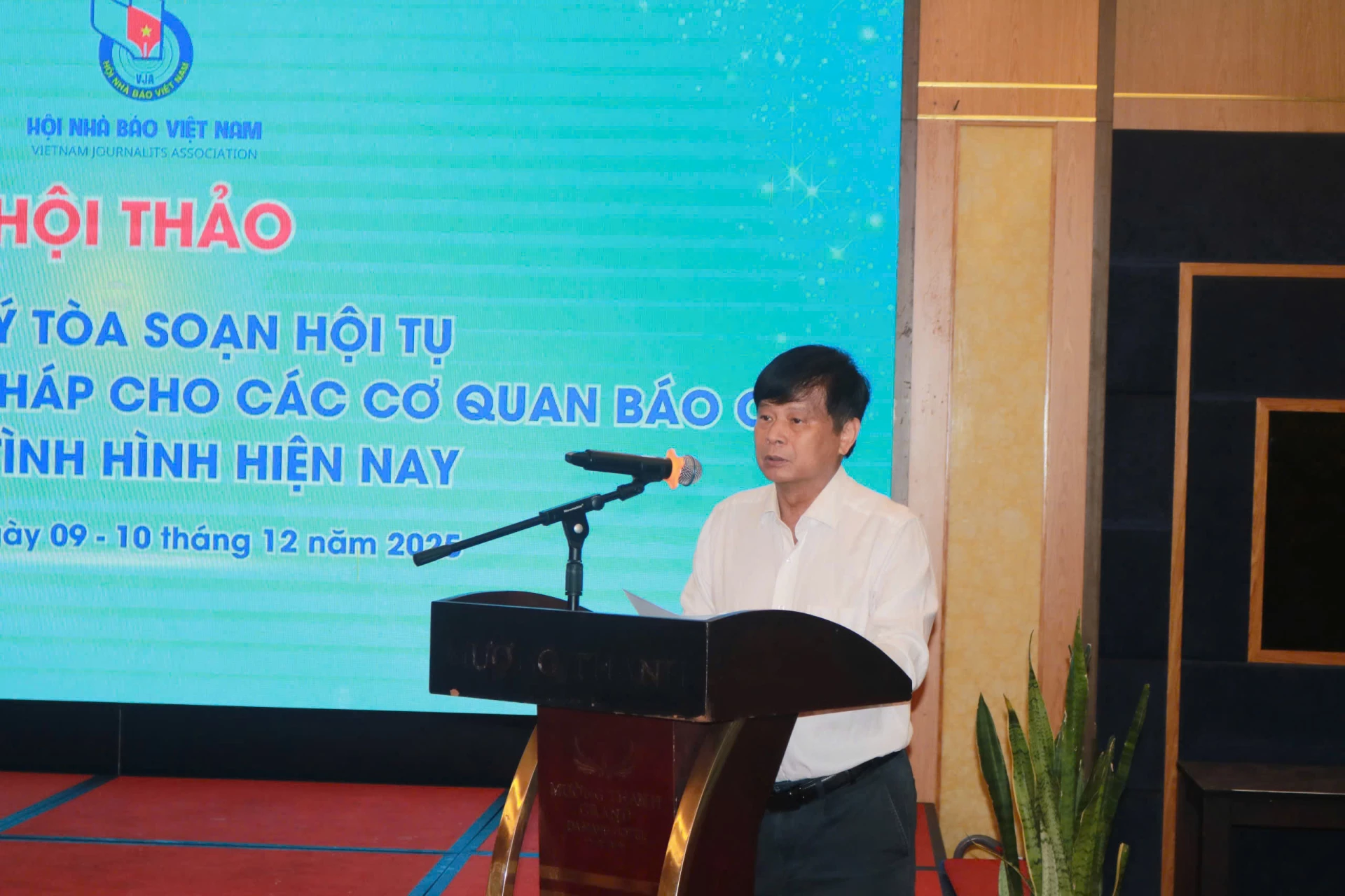 Nhà báo Trần Trọng Dũng - Phó Chủ tịch Hội Nhà báo Việt Nam phát biểu khai mạc hội thảo