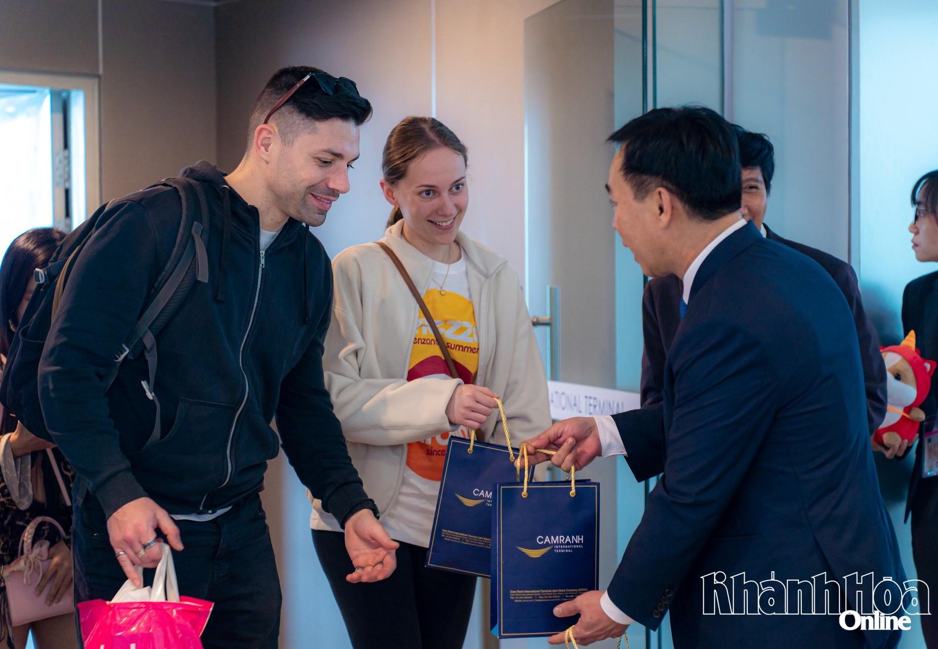 Khách du lịch đi trên chuyến bay của hãng hàng không Scoot đến Khánh Hòa. 