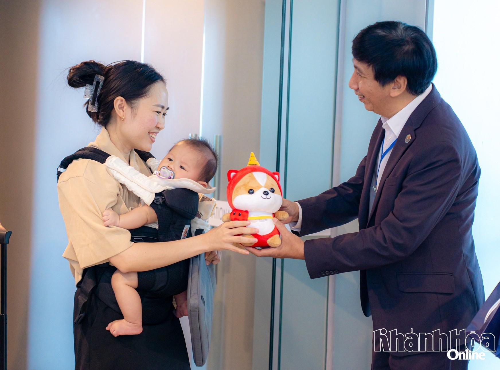 Lãnh đạo Sở Văn hóa, Thể thao và Du lịch tặng quà cho khách du lịch từ Singapore đến Khánh Hòa. 