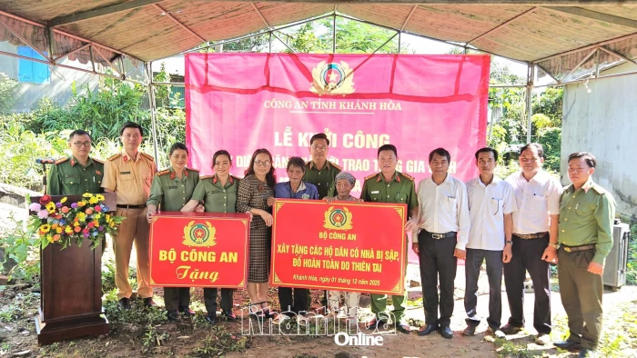 Trao 100 triệu đồng cho gia đình có nhà bị sập ở xã Công Hải